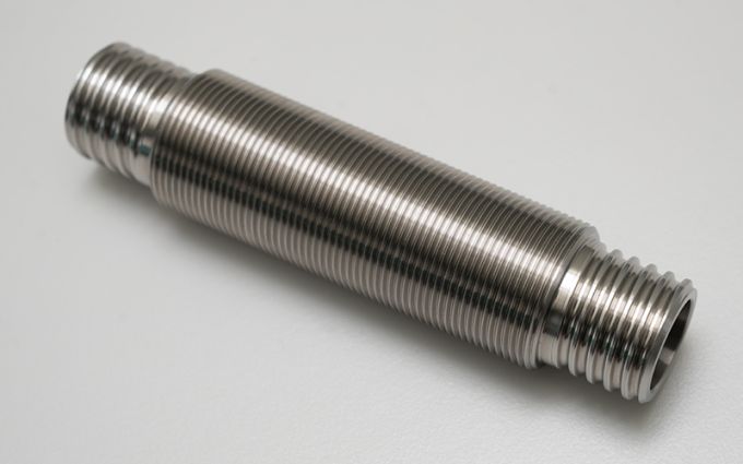 Sonderbauteil mit Glasgewinde aus Hastelloy